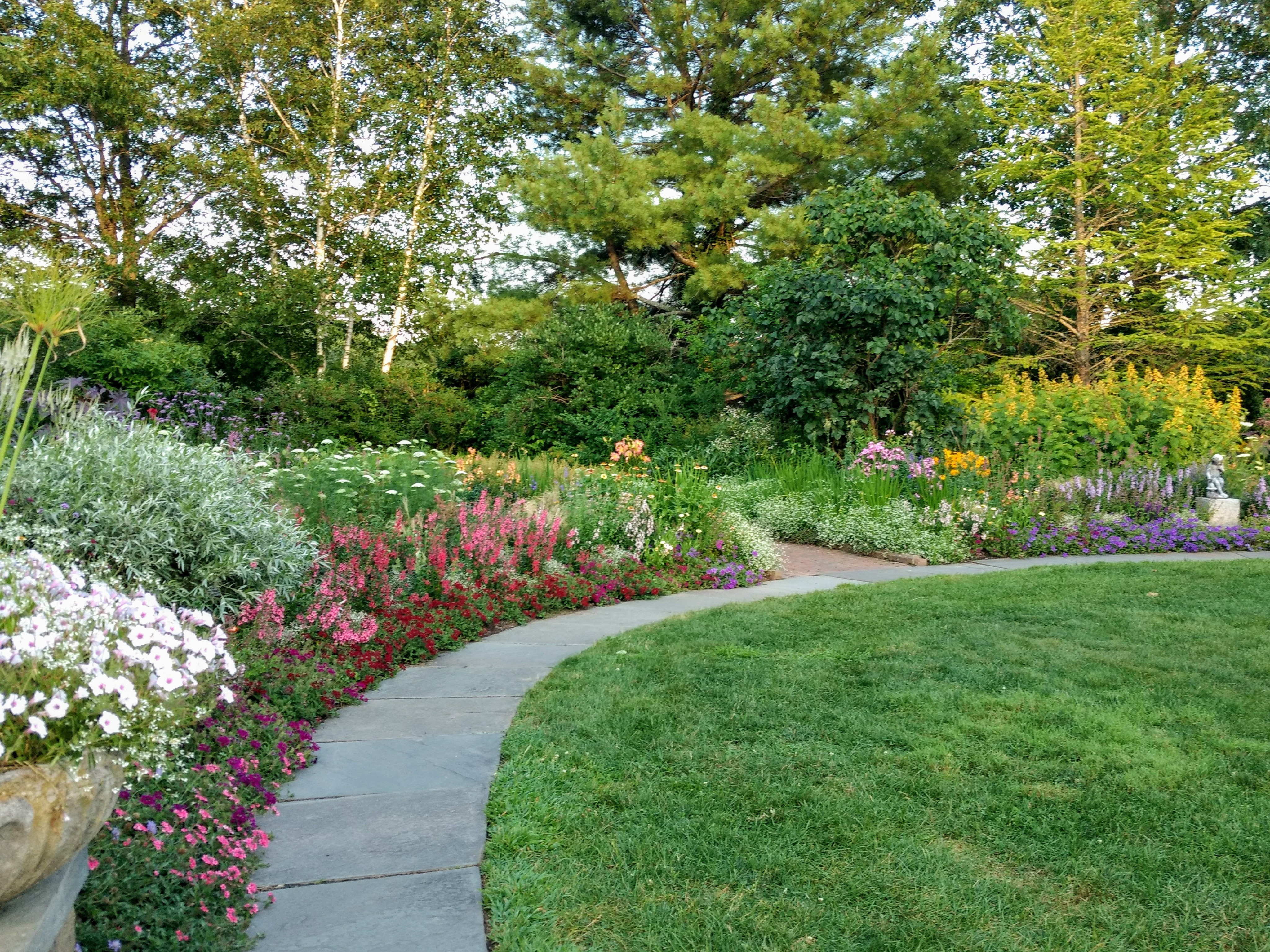 Благоустройство участка частного дома в Батайске и Ростовской области